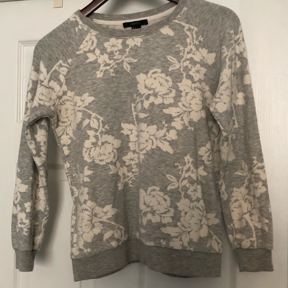 Crew neck thin sweatshirt with flower design!